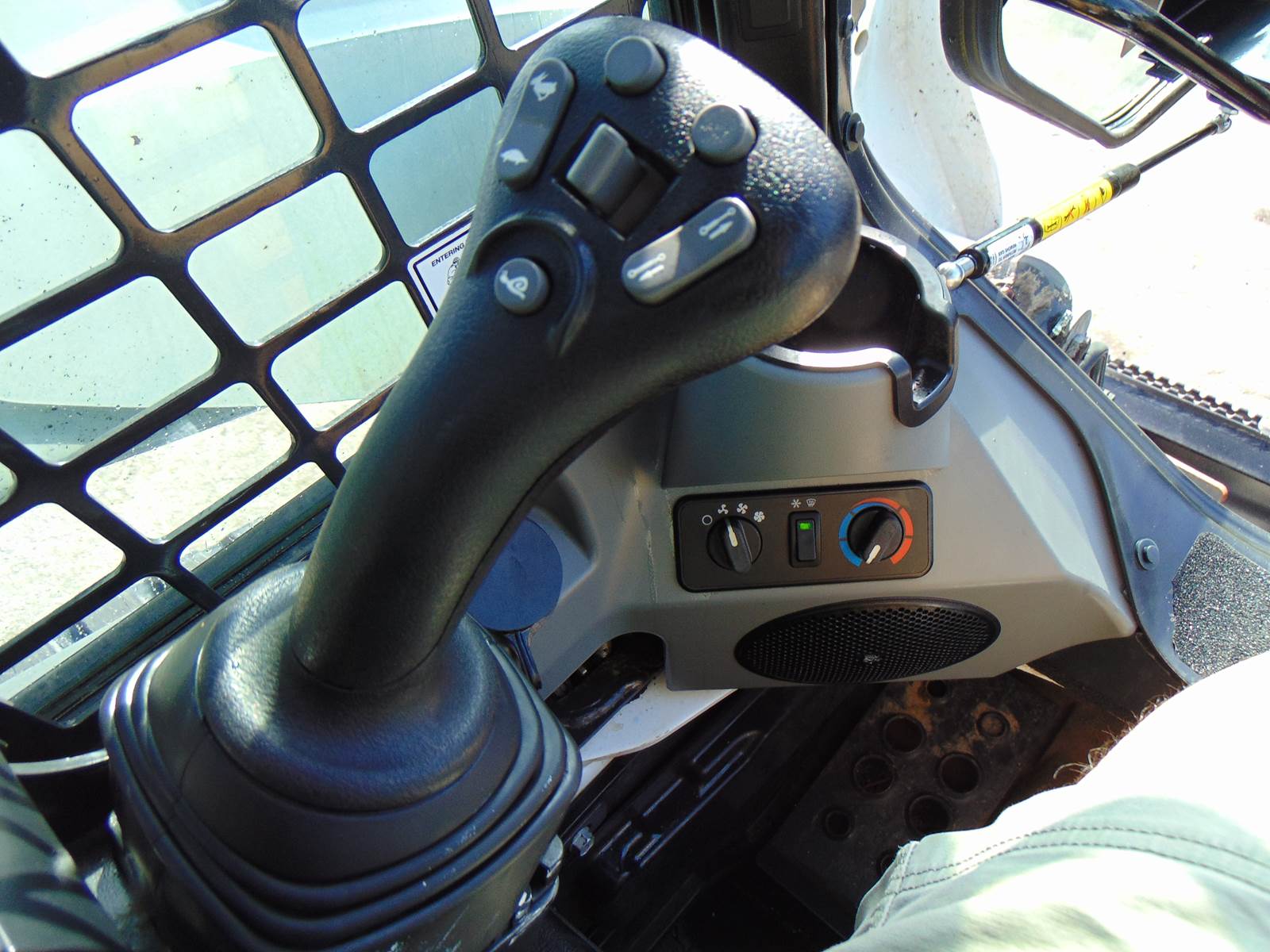 2020 BOBCAT T770 TURBO 2 SPEED "HIGH FLOW" - H.D. COOLING PKG - JOYSTICKS - BOB TACH POWER COUPLER - SUPER LOW HOURS - 100% ORIGINAL - Image 19