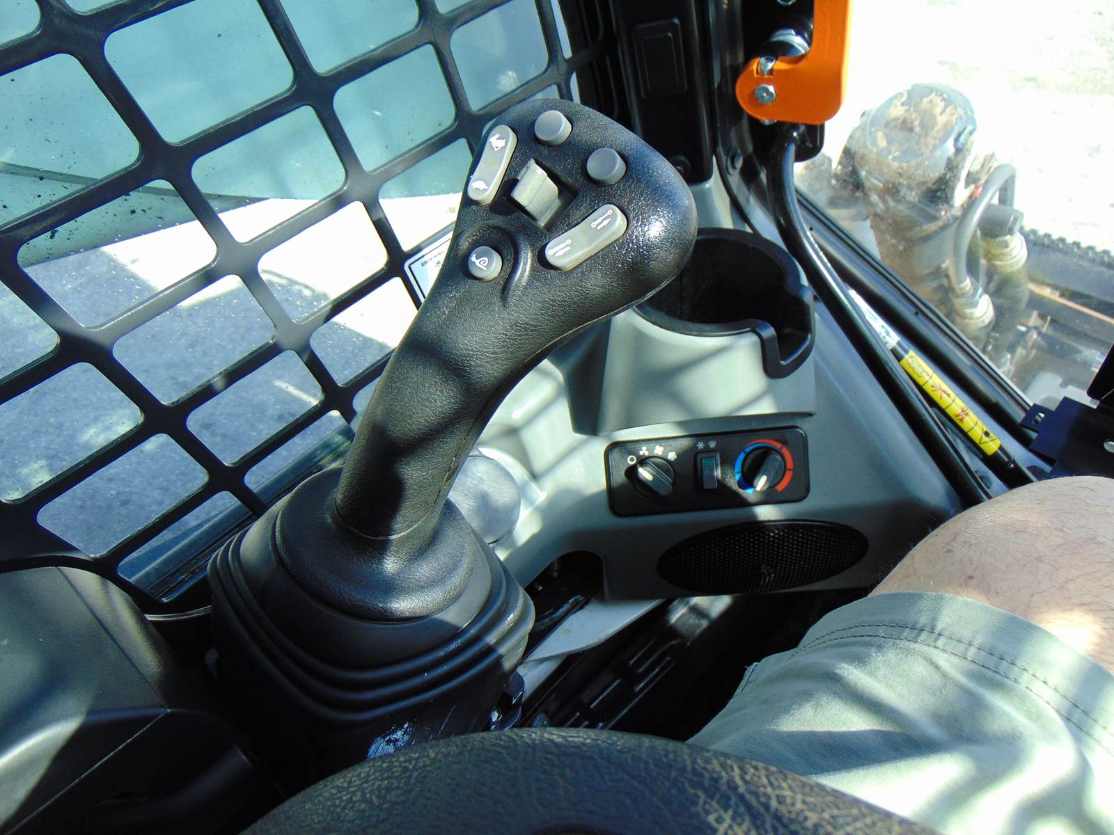 2020 BOBCAT T770 TURBO 2 SPEED "HIGH FLOW" - H.D. COOLING PKG - JOYSTICKS - BOB TACH POWER COUPLER - SUPER LOW HOURS - 100% ORIGINAL - Image 25