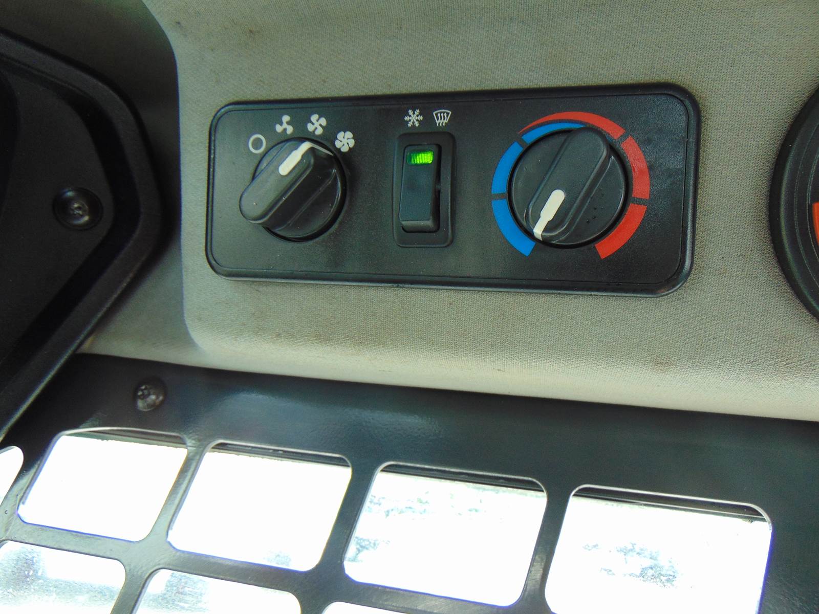 2020 BOBCAT S76 TURBO - 4 BRAND NEW TIRES - HEAT AND AC COMFORT CAB - BACK UP CAMERA - ONLY 1,145 HOURS - Image 19