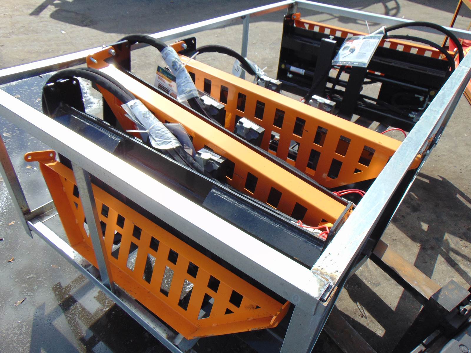 2026 WOLVERINE HYDRAULIC ADJUSTABLE 4,000 lb RATED SKID STEER PALLET FORKS - WITH H.D. FRAME CARRIAGE - FORK POSITIONER - Image 6