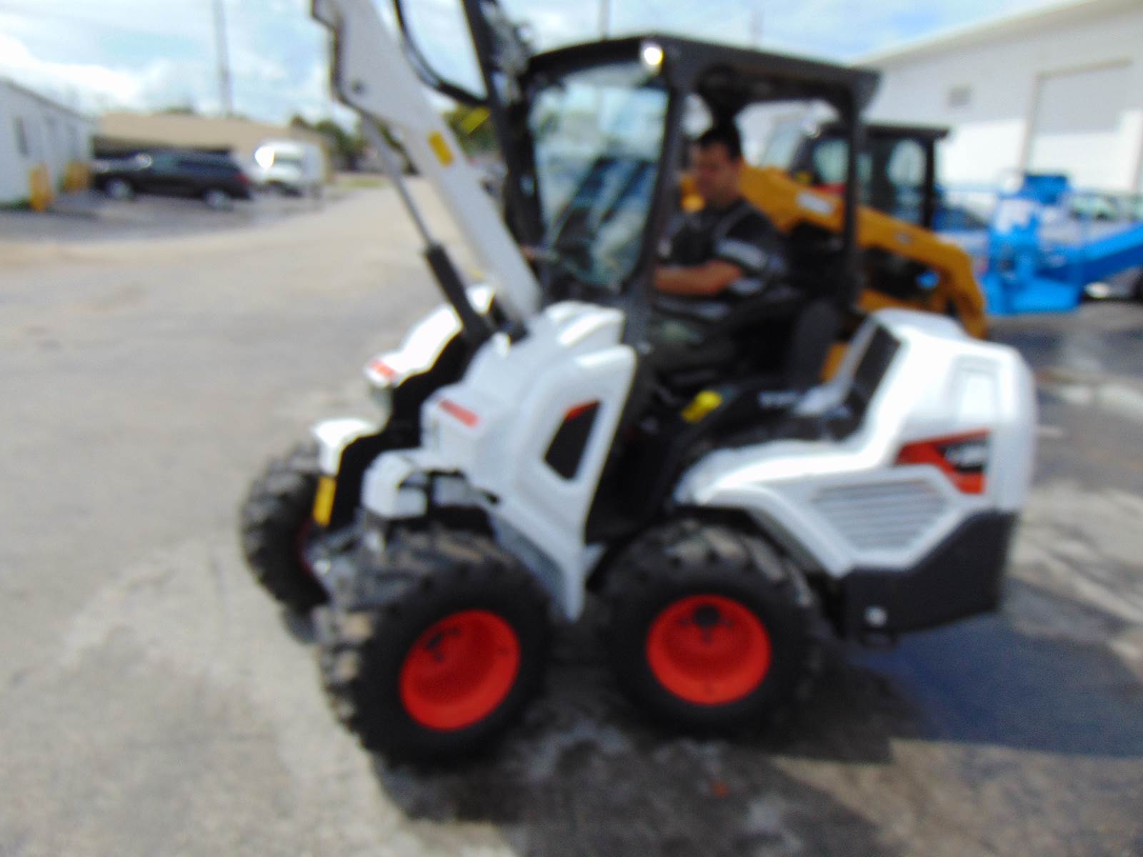 2021 BOBCAT L23 ARTICULATED FRONT END MINI LOADER - KUBOTA DIESEL - POWER QUICK ATTACH - ONLY 1,129 HOURS - Image 11