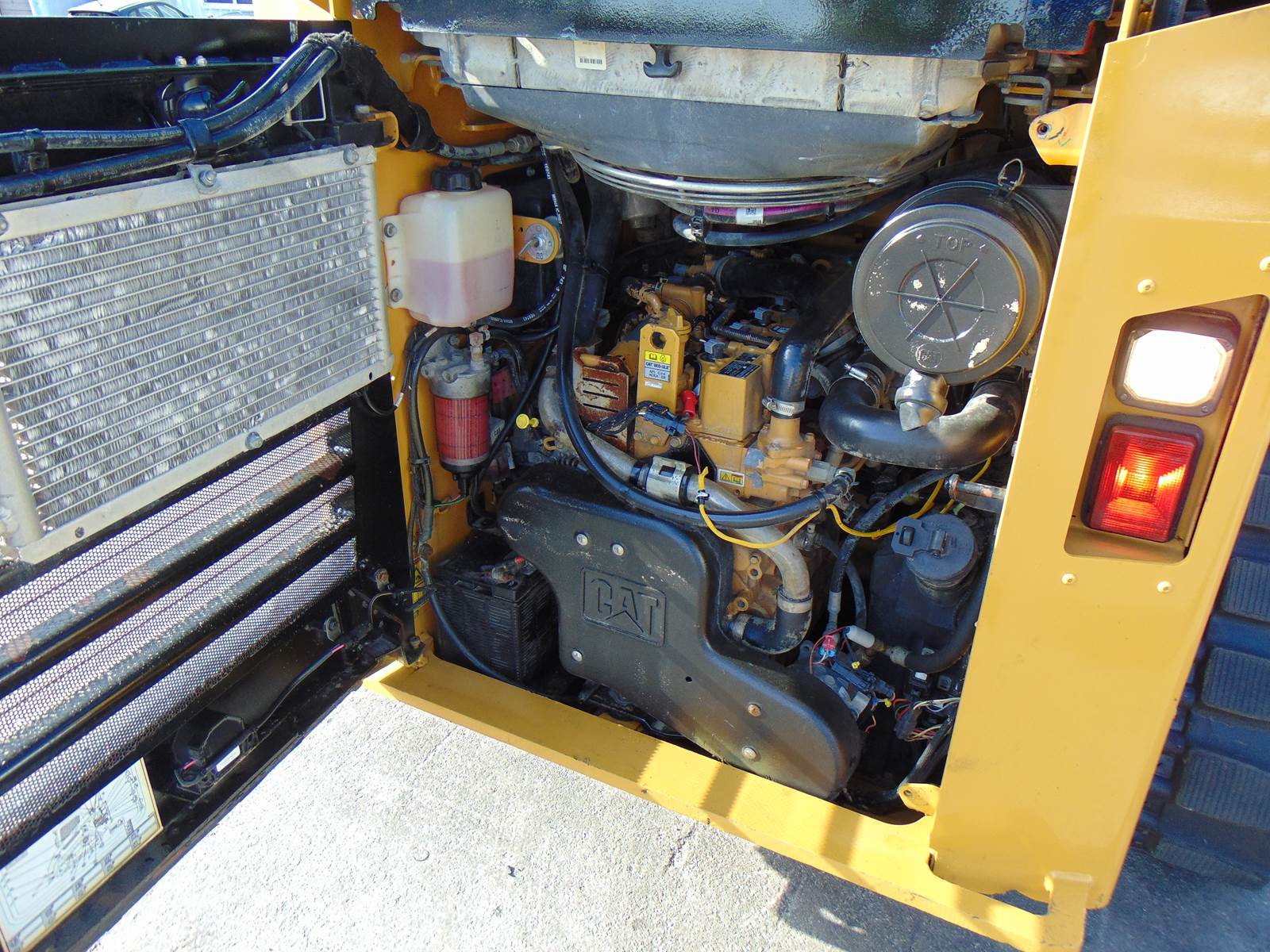 2015 CAT 289D TURBO 2 SPEED - PRE EMISSIONS DIESEL - SUPER LOADED - HEAT - AC - JOYSTICKS - AIR RIDE - BRAND NEW TRACKS - 1,932 HOURS - Image 23