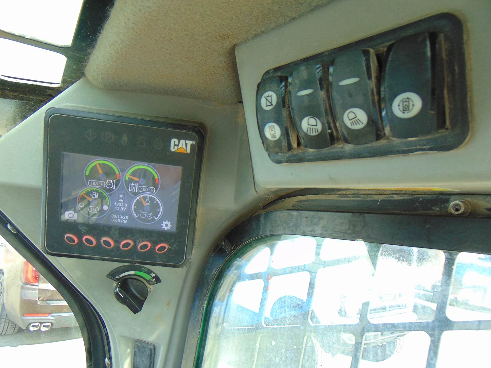 2015 CAT 289D TURBO 2 SPEED - PRE EMISSIONS DIESEL - SUPER LOADED - HEAT - AC - JOYSTICKS - AIR RIDE - BRAND NEW TRACKS - 1,932 HOURS - Image 19