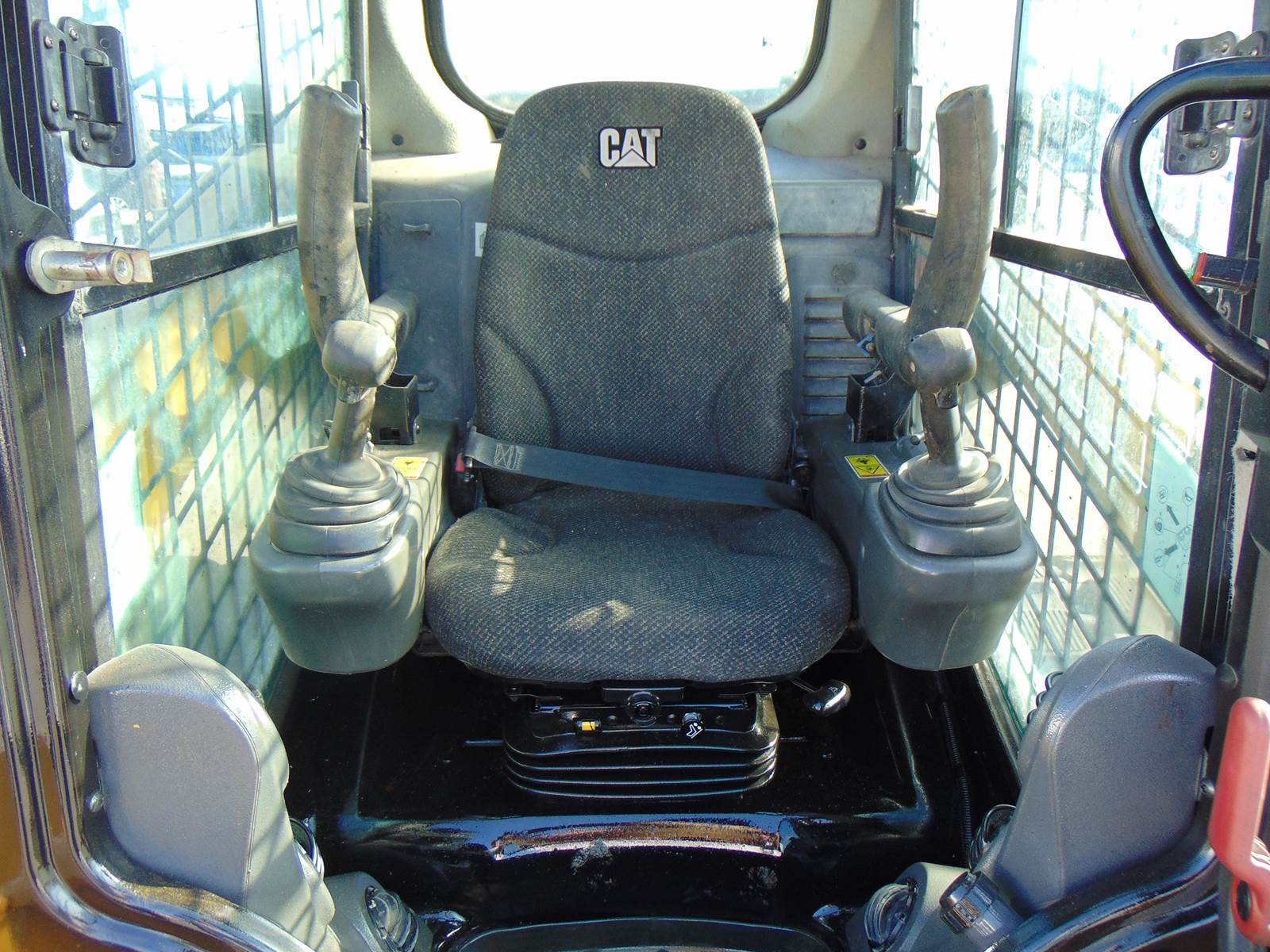 2015 CAT 289D TURBO 2 SPEED - PRE EMISSIONS DIESEL - SUPER LOADED - HEAT - AC - JOYSTICKS - AIR RIDE - BRAND NEW TRACKS - 1,932 HOURS - Image 13