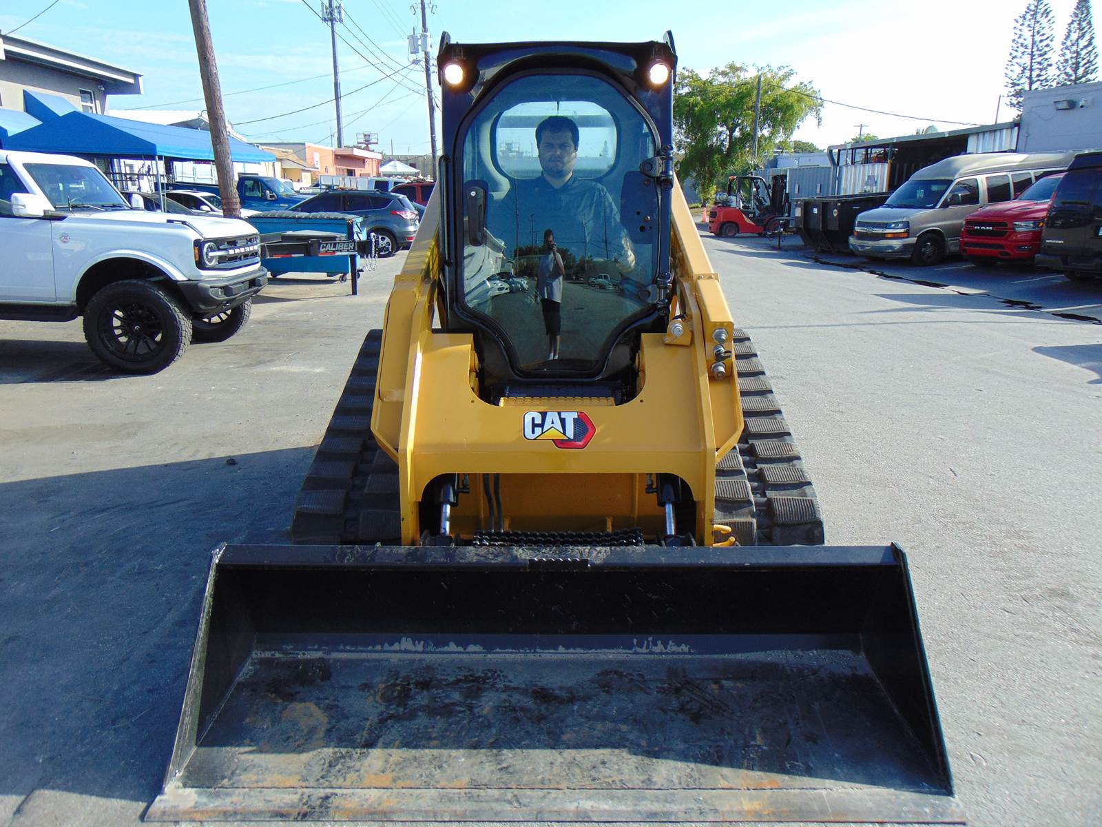2015 CAT 289D TURBO 2 SPEED - PRE EMISSIONS DIESEL - SUPER LOADED - HEAT - AC - JOYSTICKS - AIR RIDE - BRAND NEW TRACKS - 1,932 HOURS - Image 11