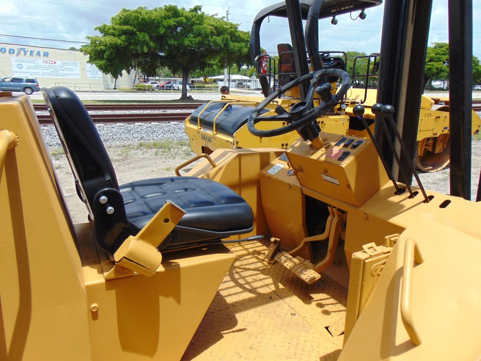 2001 HARLO HC-5600 ROUGH TERRAIN 4WD FORKLIFT FOR SALE - CUMMINS DIESEL 3 stage 26 ft height mast - 6,000 lb lift capacity - 80 hp cummins 3.9 diesel - Image 13