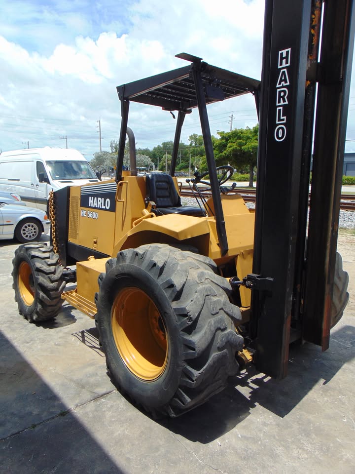 2001 HARLO HC-5600 ROUGH TERRAIN 4WD FORKLIFT FOR SALE - CUMMINS DIESEL 3 stage 26 ft height mast - 6,000 lb lift capacity - 80 hp cummins 3.9 diesel - Image 12