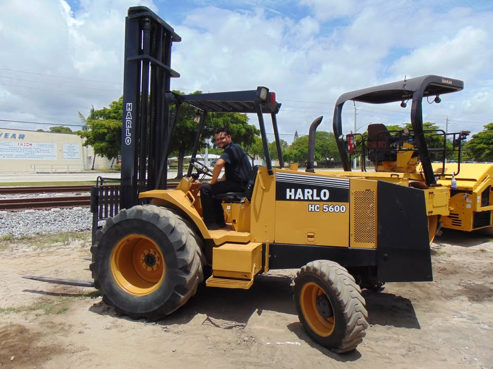 2001 HARLO HC-5600 ROUGH TERRAIN 4WD FORKLIFT FOR SALE - CUMMINS DIESEL 3 stage 26 ft height mast - 6,000 lb lift capacity - 80 hp cummins 3.9 diesel - Image 9