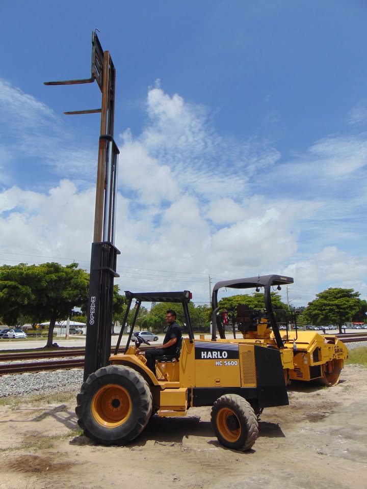2001 HARLO HC-5600 ROUGH TERRAIN 4WD FORKLIFT FOR SALE - CUMMINS DIESEL 3 stage 26 ft height mast - 6,000 lb lift capacity - 80 hp cummins 3.9 diesel - Image 8