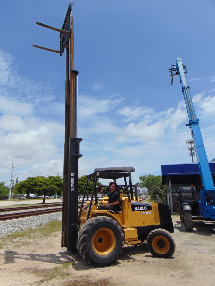 2001 HARLO HC-5600 ROUGH TERRAIN 4WD FORKLIFT FOR SALE - CUMMINS DIESEL 3 stage 26 ft height mast - 6,000 lb lift capacity - 80 hp cummins 3.9 diesel - Image 7