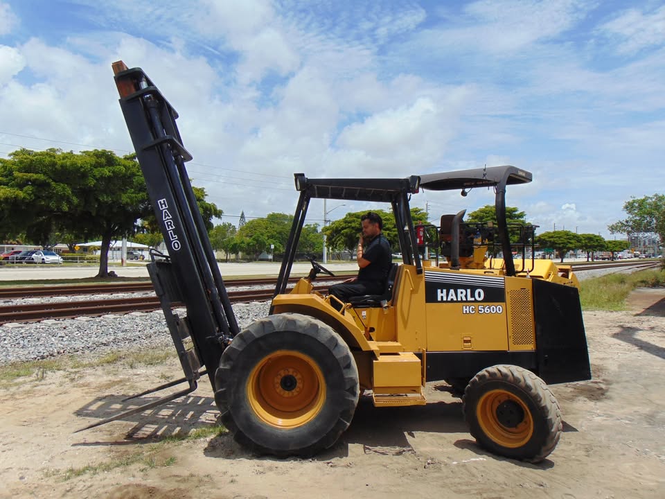 2001 HARLO HC-5600 ROUGH TERRAIN 4WD FORKLIFT FOR SALE - CUMMINS DIESEL 3 stage 26 ft height mast - 6,000 lb lift capacity - 80 hp cummins 3.9 diesel - Image 6