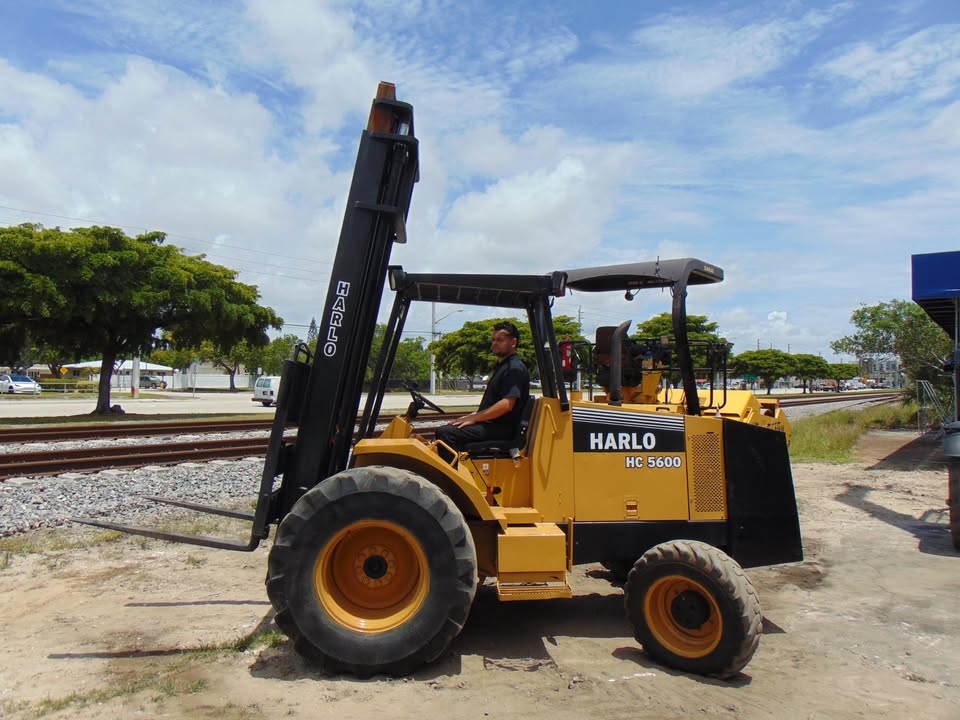 2001 HARLO HC-5600 ROUGH TERRAIN 4WD FORKLIFT FOR SALE - CUMMINS DIESEL 3 stage 26 ft height mast - 6,000 lb lift capacity - 80 hp cummins 3.9 diesel - Image 5