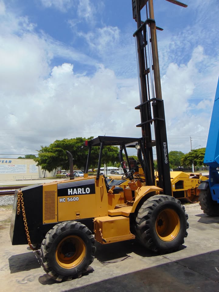 2001 HARLO HC-5600 ROUGH TERRAIN 4WD FORKLIFT FOR SALE - CUMMINS DIESEL 3 stage 26 ft height mast - 6,000 lb lift capacity - 80 hp cummins 3.9 diesel - Image 2