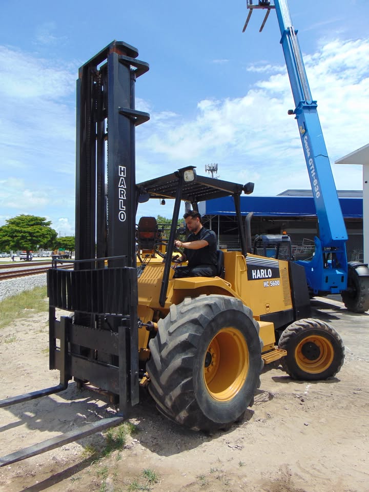 2001 HARLO HC-5600 ROUGH TERRAIN 4WD FORKLIFT FOR SALE - CUMMINS DIESEL 3 stage 26 ft height mast - 6,000 lb lift capacity - 80 hp cummins 3.9 diesel - Image 4
