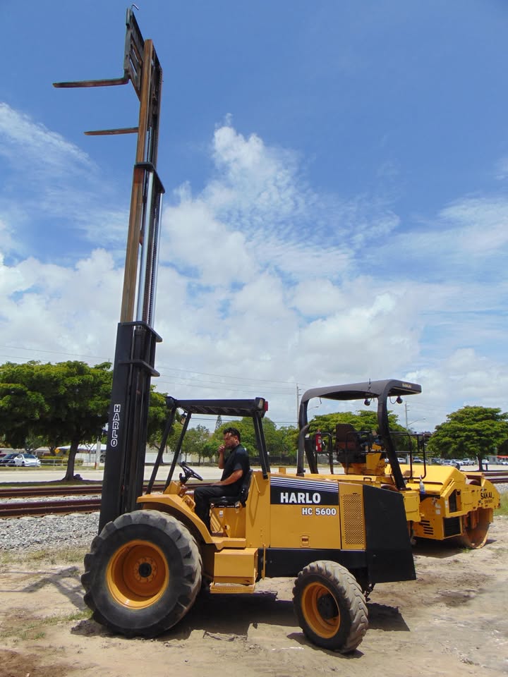 2001 HARLO HC-5600 ROUGH TERRAIN 4WD FORKLIFT FOR SALE - CUMMINS DIESEL 3 stage 26 ft height mast - 6,000 lb lift capacity - 80 hp cummins 3.9 diesel - Image 17
