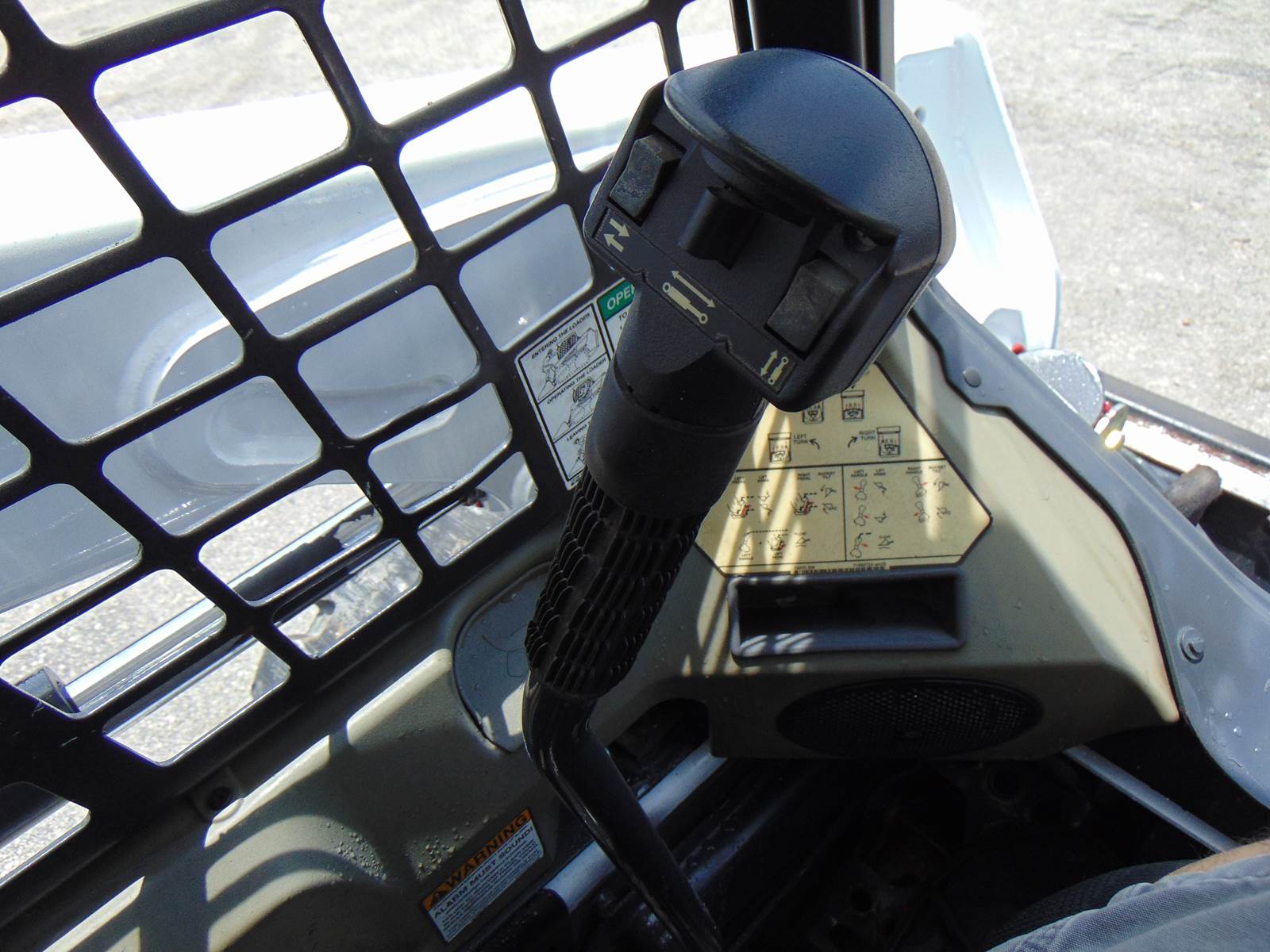 2015 BOBCAT S510 TURBO WITH SOLID TIRES - ONLY 800 ORIGINAL 1 OWNER HOURS - SOUTHERN RUST FREE - Image 15
