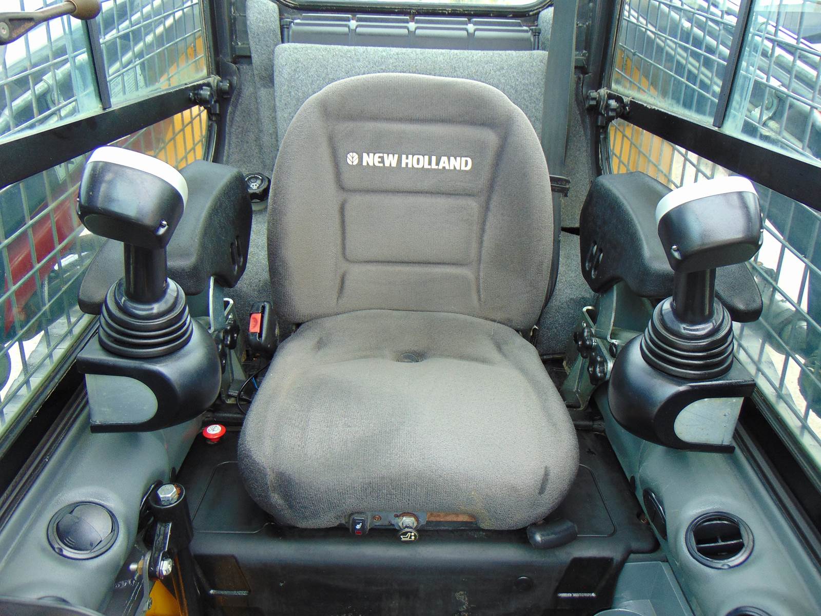 2016 NEW HOLLAND C227 TURBO 2 SPEED "BIG 74 HP" PRE EMISSIONS - HEAT - AC - STEREO - POWER COUPLER - JOYSTICKS - LOW HOURS - AIR RIDE - 100% JOB READY - Image 13