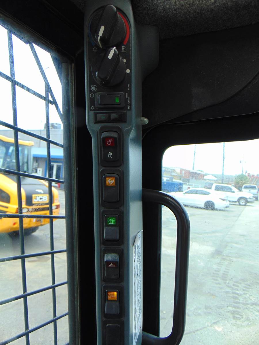 2016 NEW HOLLAND C227 TURBO 2 SPEED "BIG 74 HP" PRE EMISSIONS - HEAT - AC - STEREO - POWER COUPLER - JOYSTICKS - LOW HOURS - AIR RIDE - 100% JOB READY - Image 16