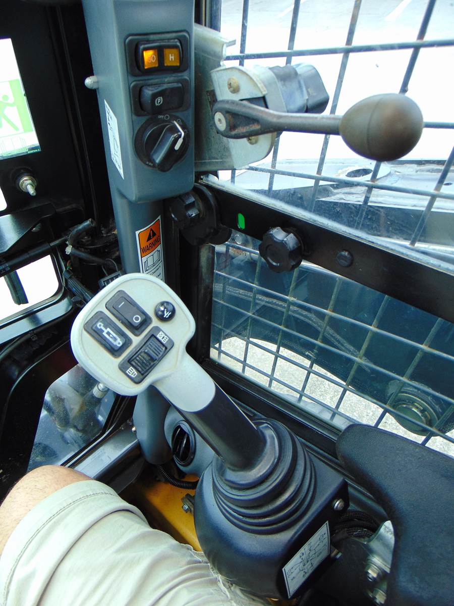 2016 NEW HOLLAND C227 TURBO 2 SPEED "BIG 74 HP" PRE EMISSIONS - HEAT - AC - STEREO - POWER COUPLER - JOYSTICKS - LOW HOURS - AIR RIDE - 100% JOB READY - Image 19