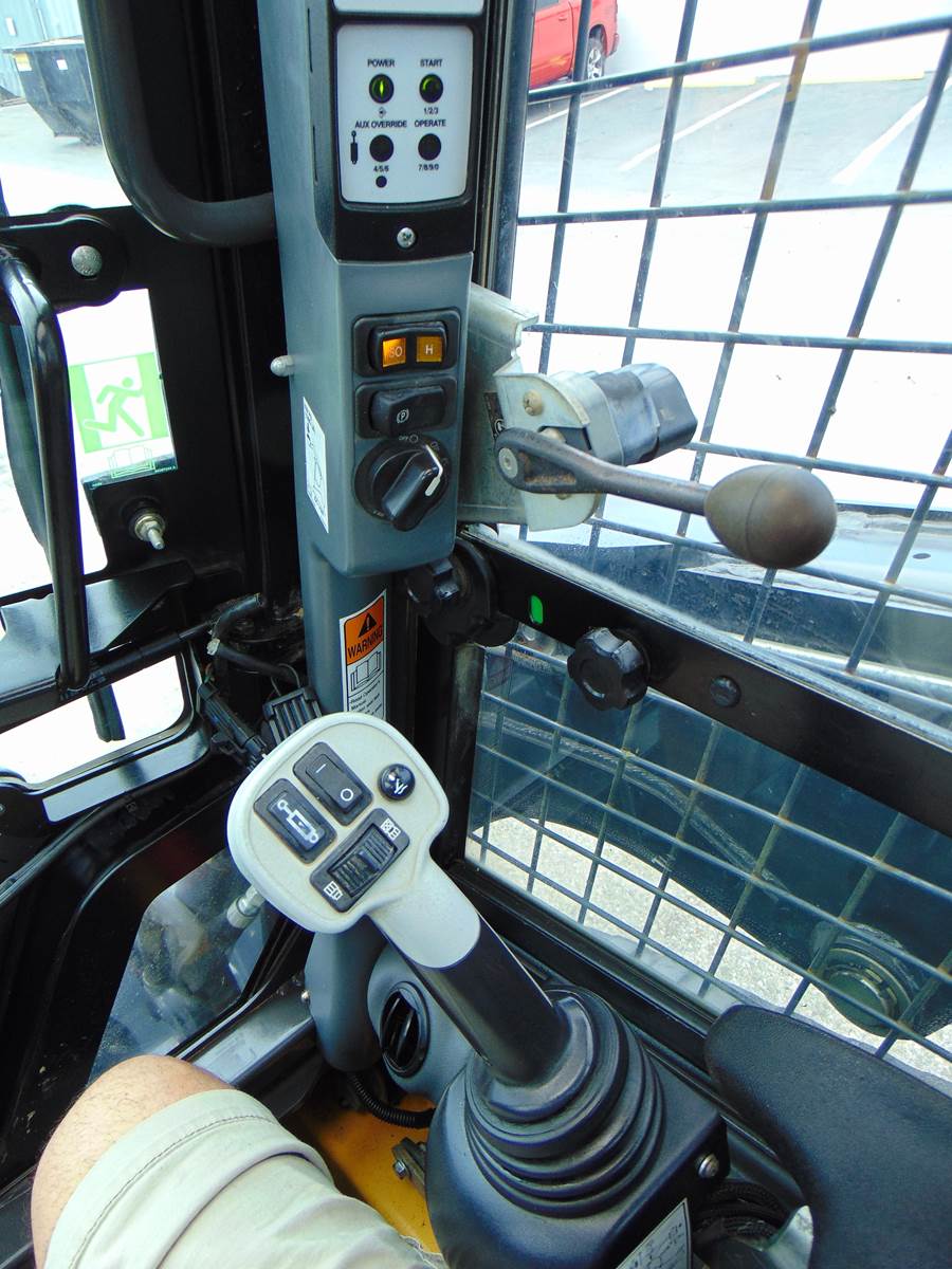2016 NEW HOLLAND C227 TURBO 2 SPEED "BIG 74 HP" PRE EMISSIONS - HEAT - AC - STEREO - POWER COUPLER - JOYSTICKS - LOW HOURS - AIR RIDE - 100% JOB READY - Image 20