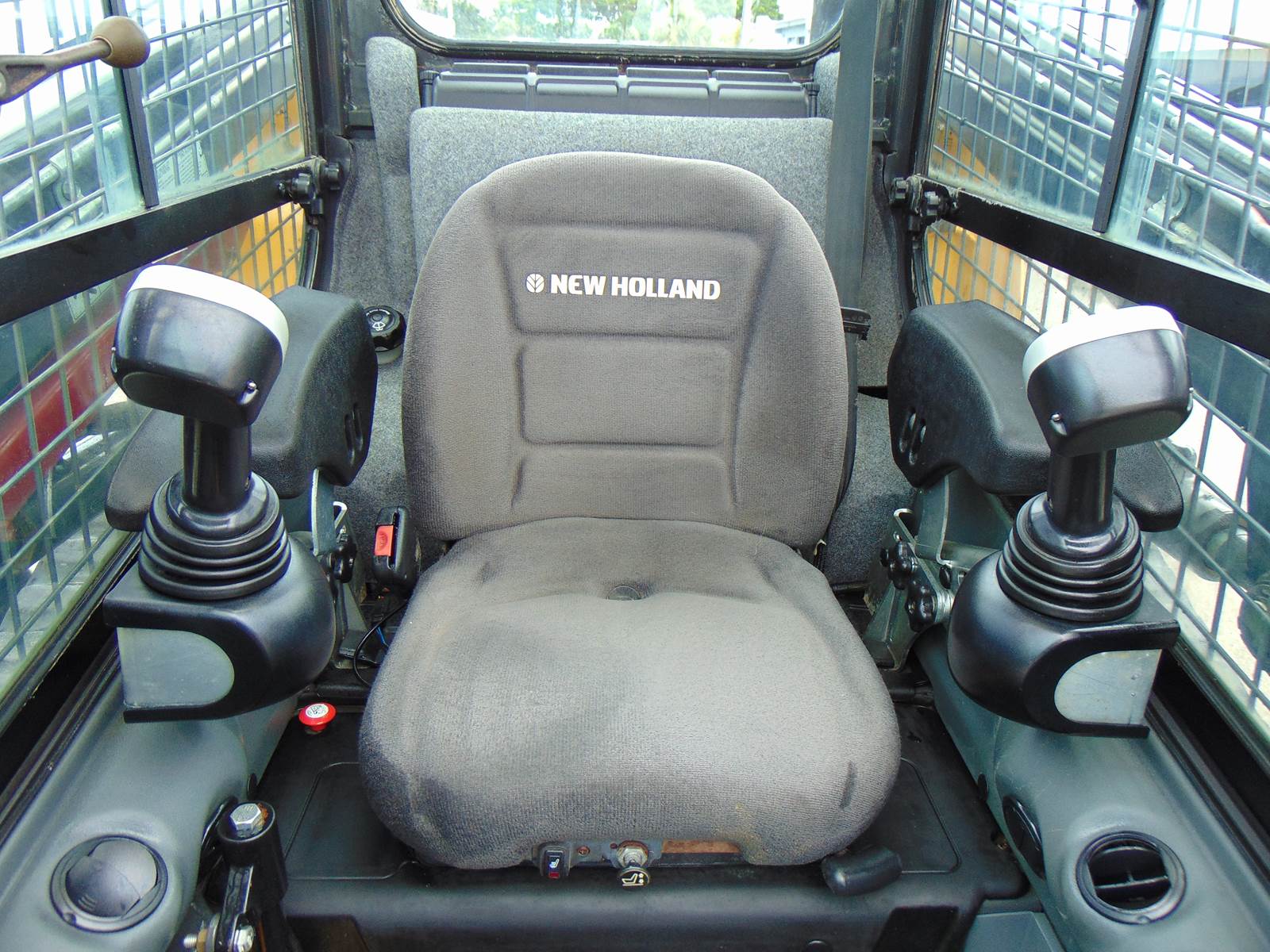 2016 NEW HOLLAND C227 TURBO 2 SPEED "BIG 74 HP" PRE EMISSIONS - HEAT - AC - STEREO - POWER COUPLER - JOYSTICKS - LOW HOURS - AIR RIDE - 100% JOB READY - Image 28