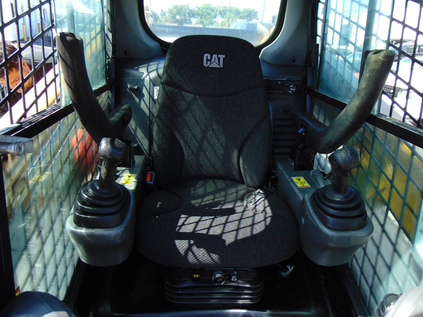 2019 CAT 249D SKID STEER TRACK LOADER "BIG 68 HP TURBO" - A/C - HEAT - JOYSTICKS - STEREO - BACK UP CAMERA - ONLY 1,842 HOURS - Image 27