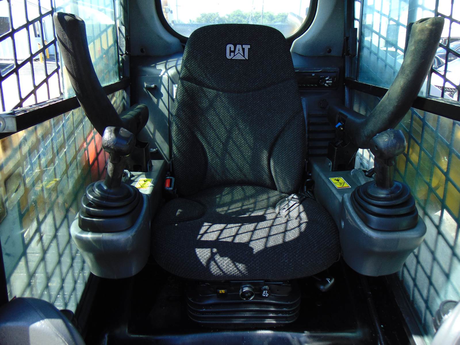 2019 CAT 249D SKID STEER TRACK LOADER "BIG 68 HP TURBO" - A/C - HEAT - JOYSTICKS - STEREO - BACK UP CAMERA - ONLY 1,842 HOURS - Image 18