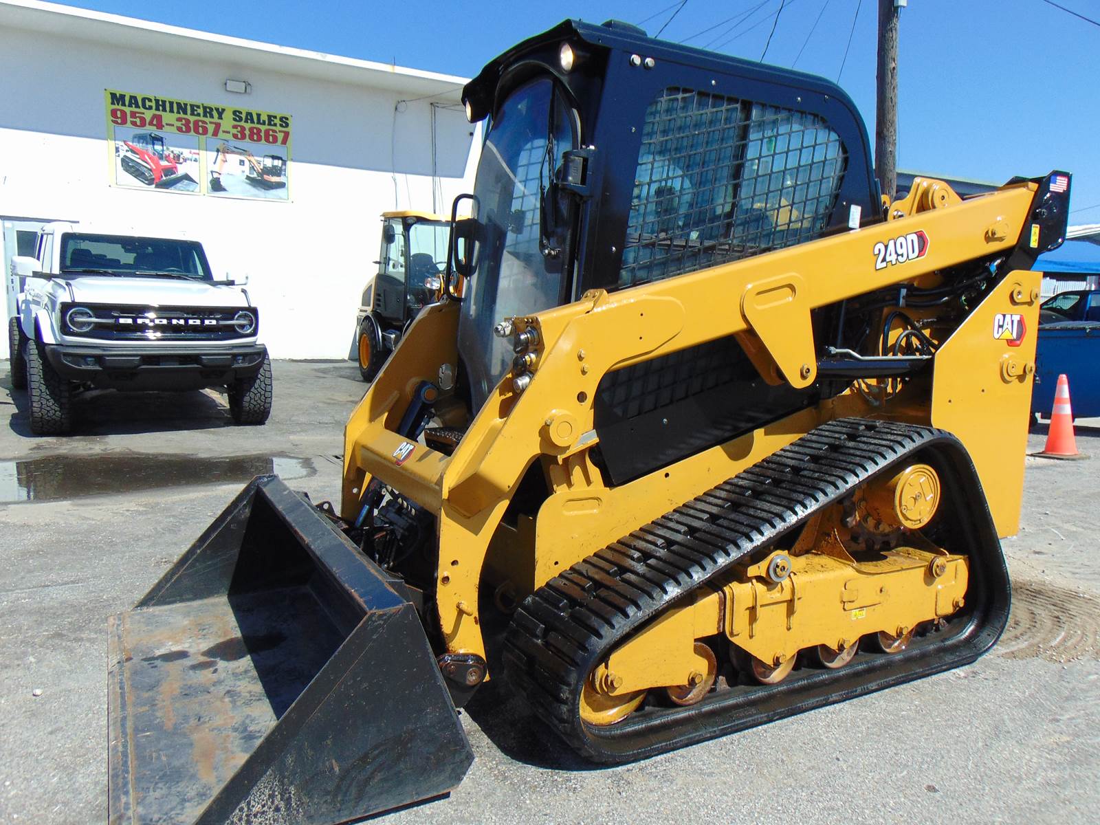 2019 CAT 249D SKID STEER TRACK LOADER "BIG 68 HP TURBO" - A/C - HEAT - JOYSTICKS - STEREO - BACK UP CAMERA - ONLY 1,842 HOURS - Image 2