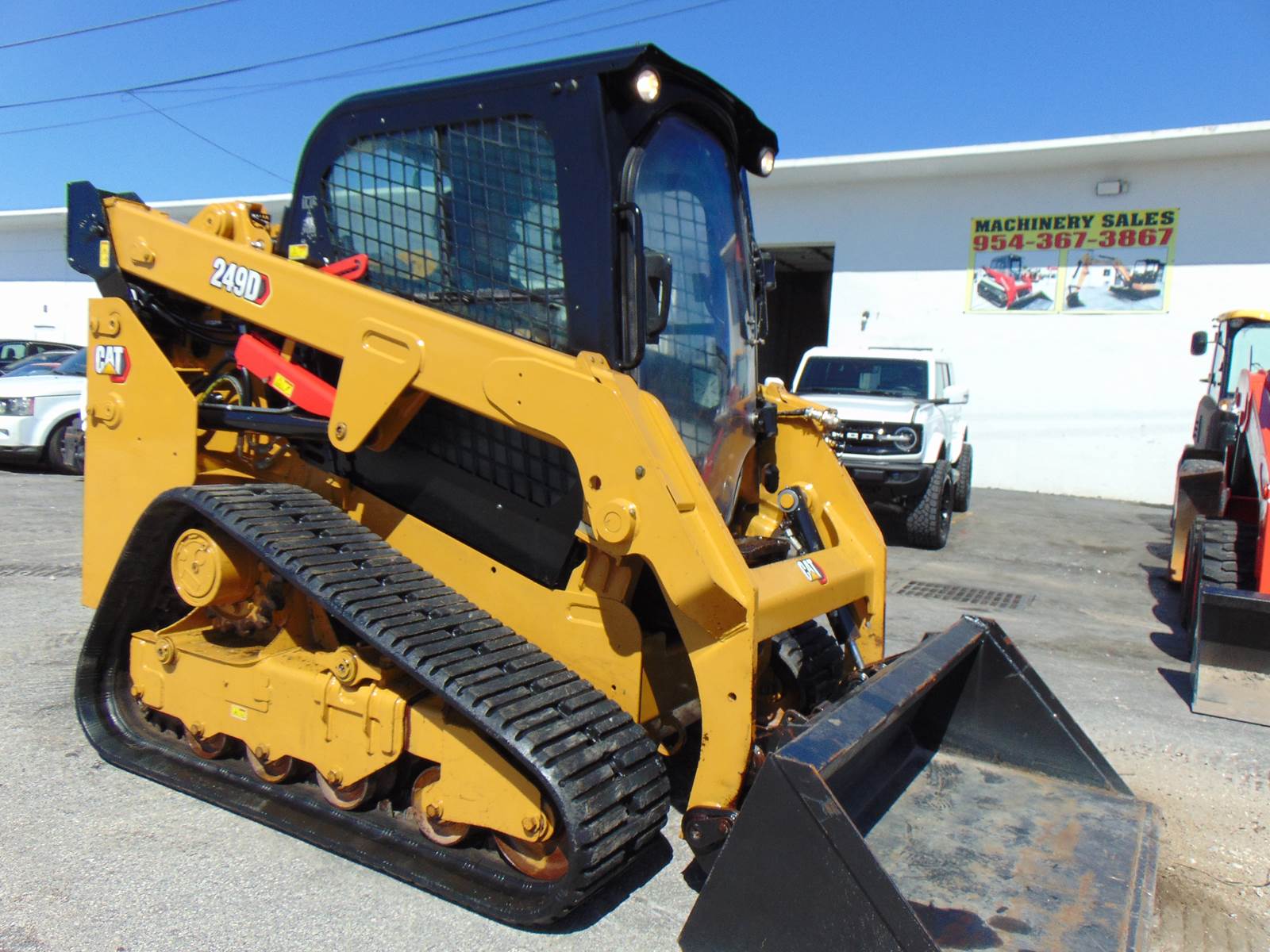 2019 CAT 249D SKID STEER TRACK LOADER "BIG 68 HP TURBO" - A/C - HEAT - JOYSTICKS - STEREO - BACK UP CAMERA - ONLY 1,842 HOURS - Image 6