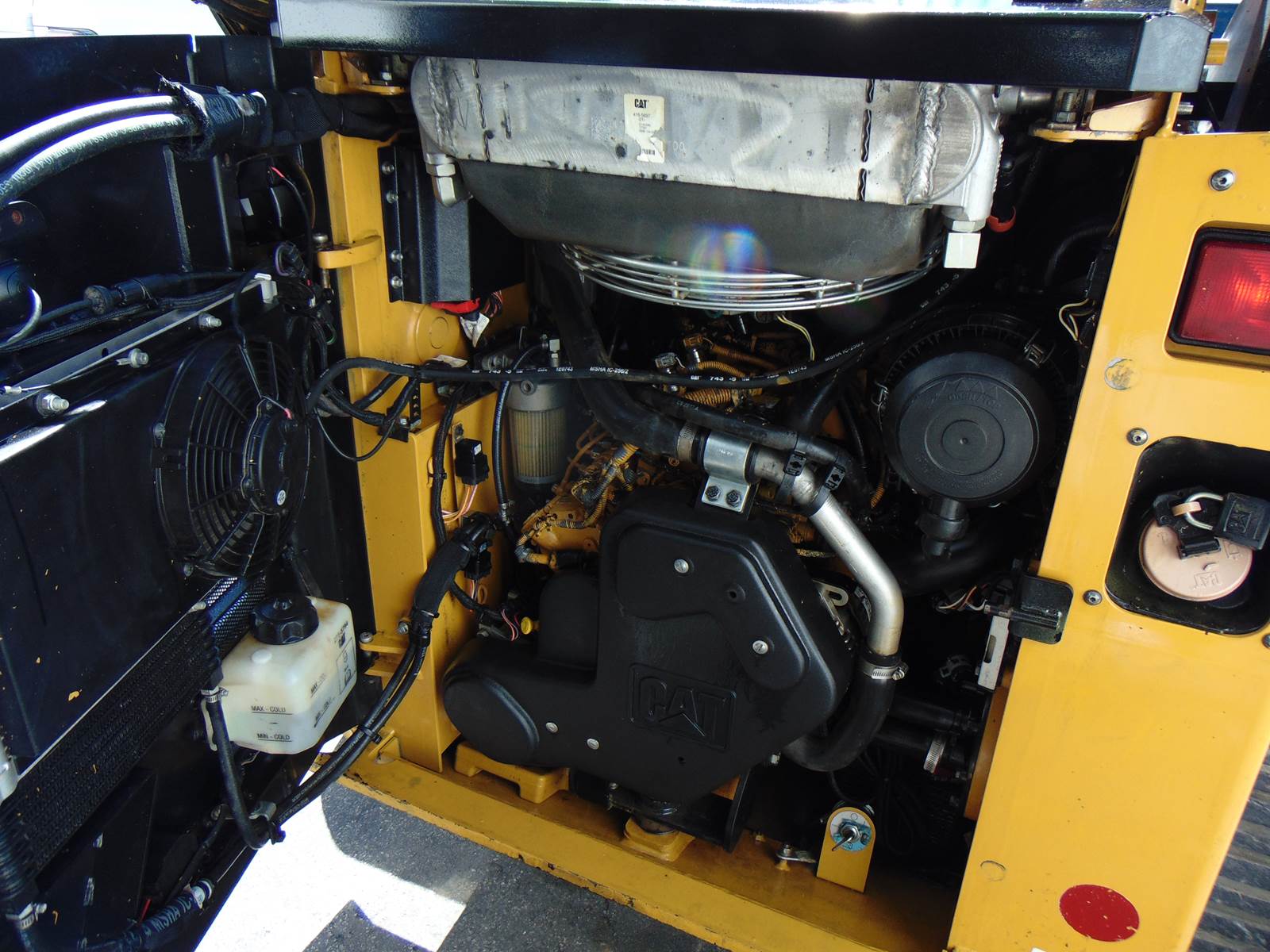 2019 CAT 249D SKID STEER TRACK LOADER "BIG 68 HP TURBO" - A/C - HEAT - JOYSTICKS - STEREO - BACK UP CAMERA - ONLY 1,842 HOURS - Image 30