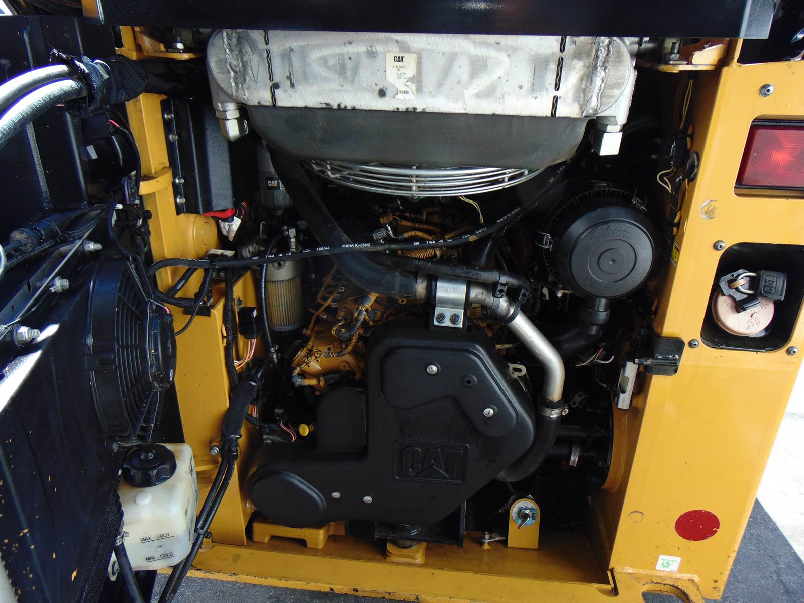 2019 CAT 249D SKID STEER TRACK LOADER "BIG 68 HP TURBO" - A/C - HEAT - JOYSTICKS - STEREO - BACK UP CAMERA - ONLY 1,842 HOURS - Image 29