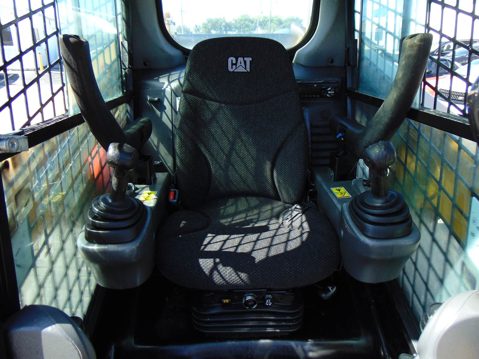 2019 CAT 249D SKID STEER TRACK LOADER "BIG 68 HP TURBO" - A/C - HEAT - JOYSTICKS - STEREO - BACK UP CAMERA - ONLY 1,842 HOURS - Image 28