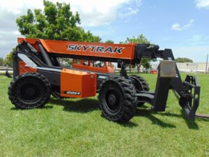 2014 JLG 10054 SKYTRACK LEGACY - 54 FT - 10K LBS - CUMMINS PRE EMISSIONS DIESEL - ONLY 3,200 ORIGINAL HOURS - SOLID TIRES - 100% SERVICED