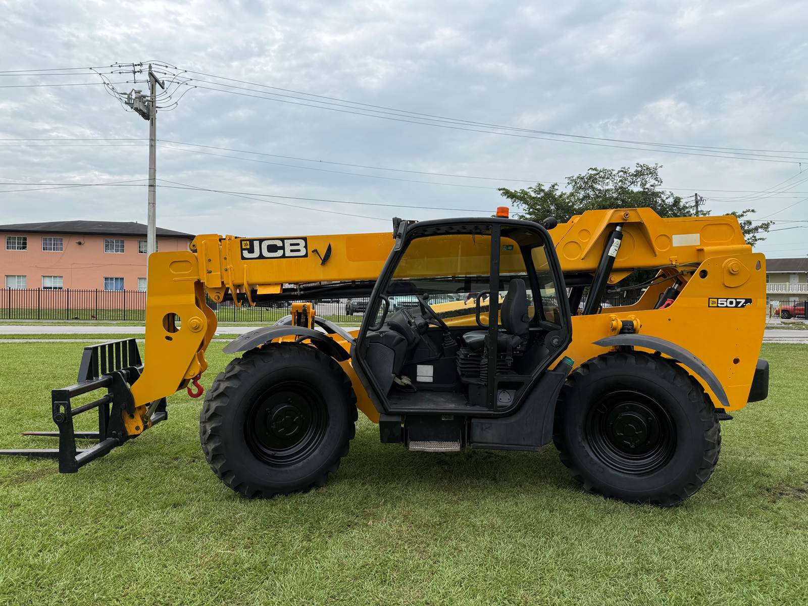2017 JCB 507-42 "7K LBS - 42FT" SINGLE PILOT CONTROL - ALL ORIGINAL CONDITION - SERVICED AND INSPECTED 100% JOB READY - Image 2
