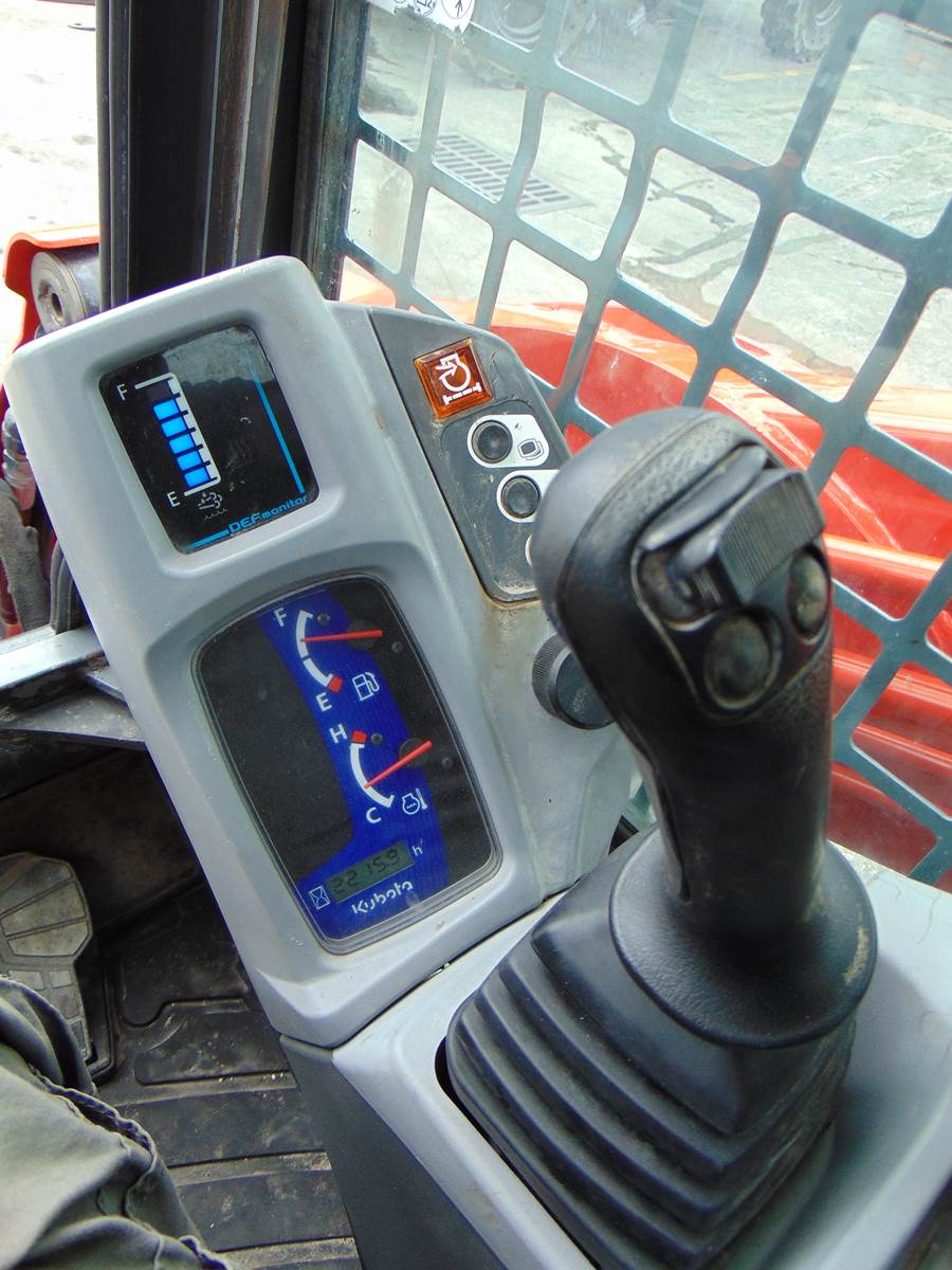 2018 KUBOTA SVL95-2S "HIGH FLOW" BIG 97 HP TURBO 2 SPEED - JOYSTICKS - ENCLOSED A/C & HBEATED CAB - ONLY 2,215 HOURS - 100% SERVICED AND JOB READY - Image 16