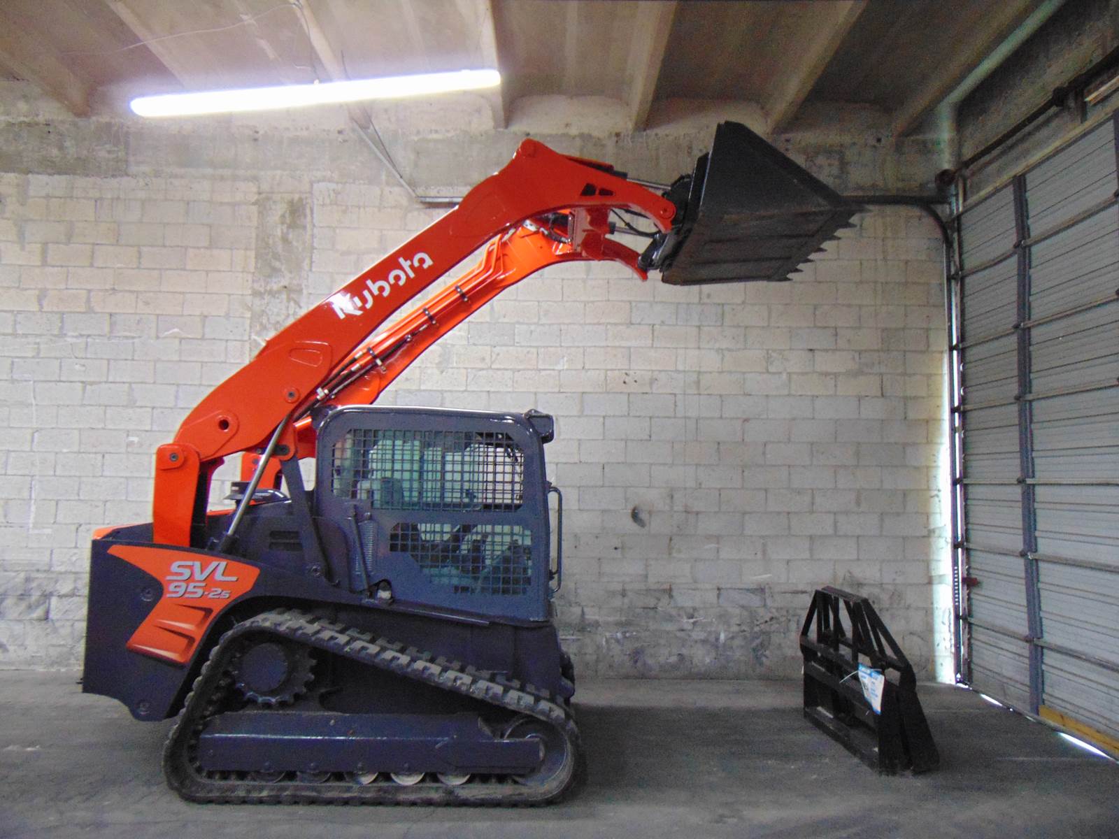 2018 KUBOTA SVL95-2S "HIGH FLOW" BIG 97 HP TURBO 2 SPEED - JOYSTICKS - ENCLOSED A/C & HBEATED CAB - ONLY 2,215 HOURS - 100% SERVICED AND JOB READY - Image 32
