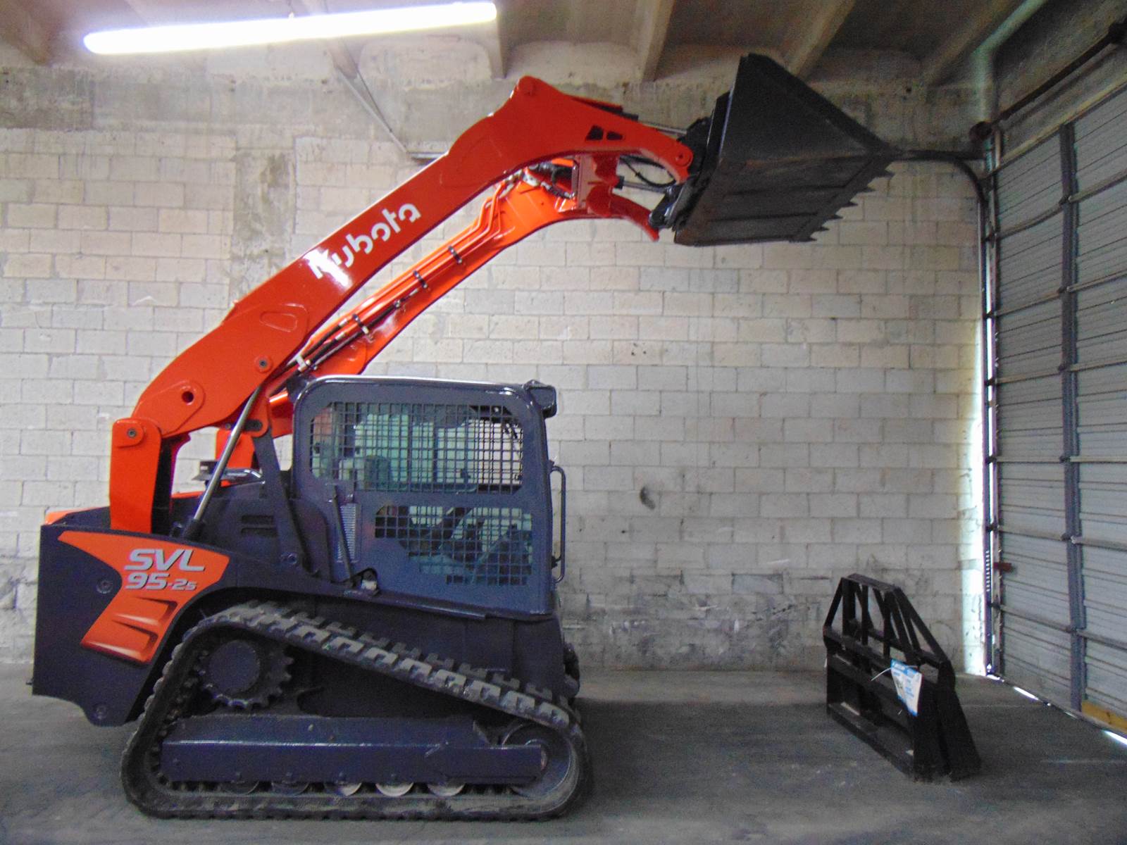 2018 KUBOTA SVL95-2S "HIGH FLOW" BIG 97 HP TURBO 2 SPEED - JOYSTICKS - ENCLOSED A/C & HBEATED CAB - ONLY 2,215 HOURS - 100% SERVICED AND JOB READY - Image 35