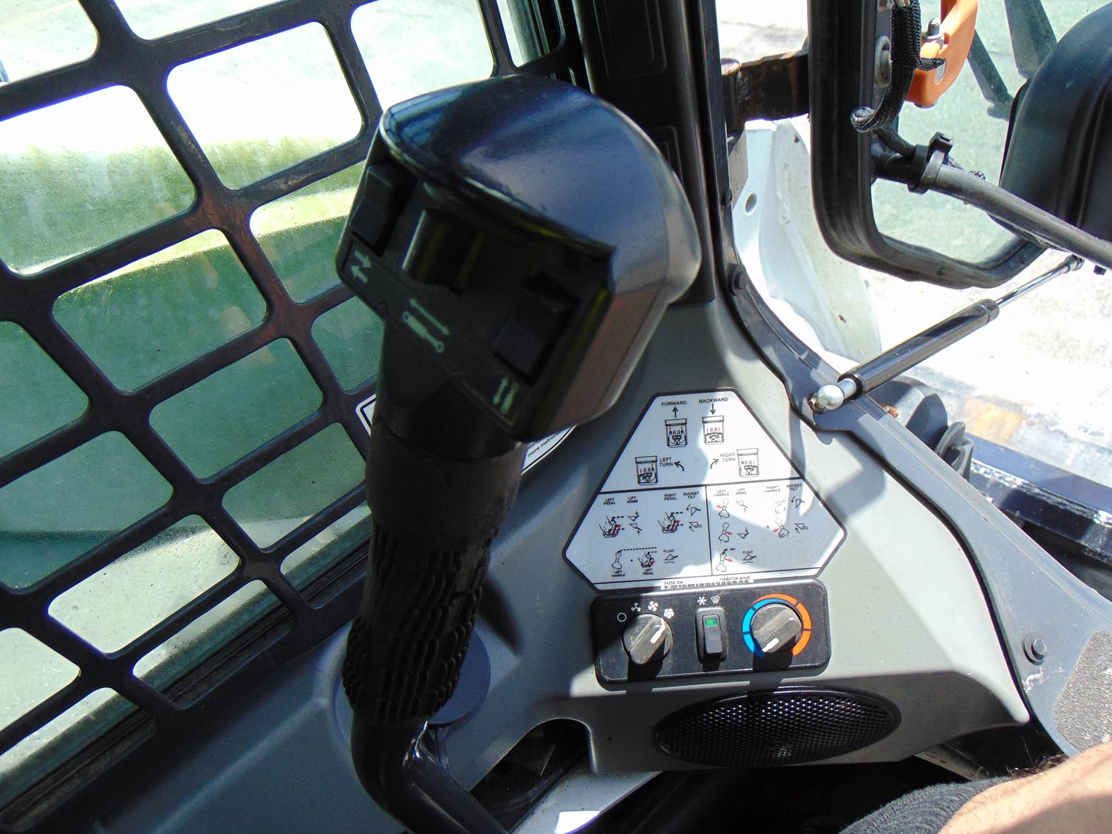 2019 BOBCAT S650 TURBO 2 SPEED - BOB TACH - STEREO - HEAT AND A/C - NEW TIRES - ONLY 1,797 HOURS - 100% JOB READY - Image 13