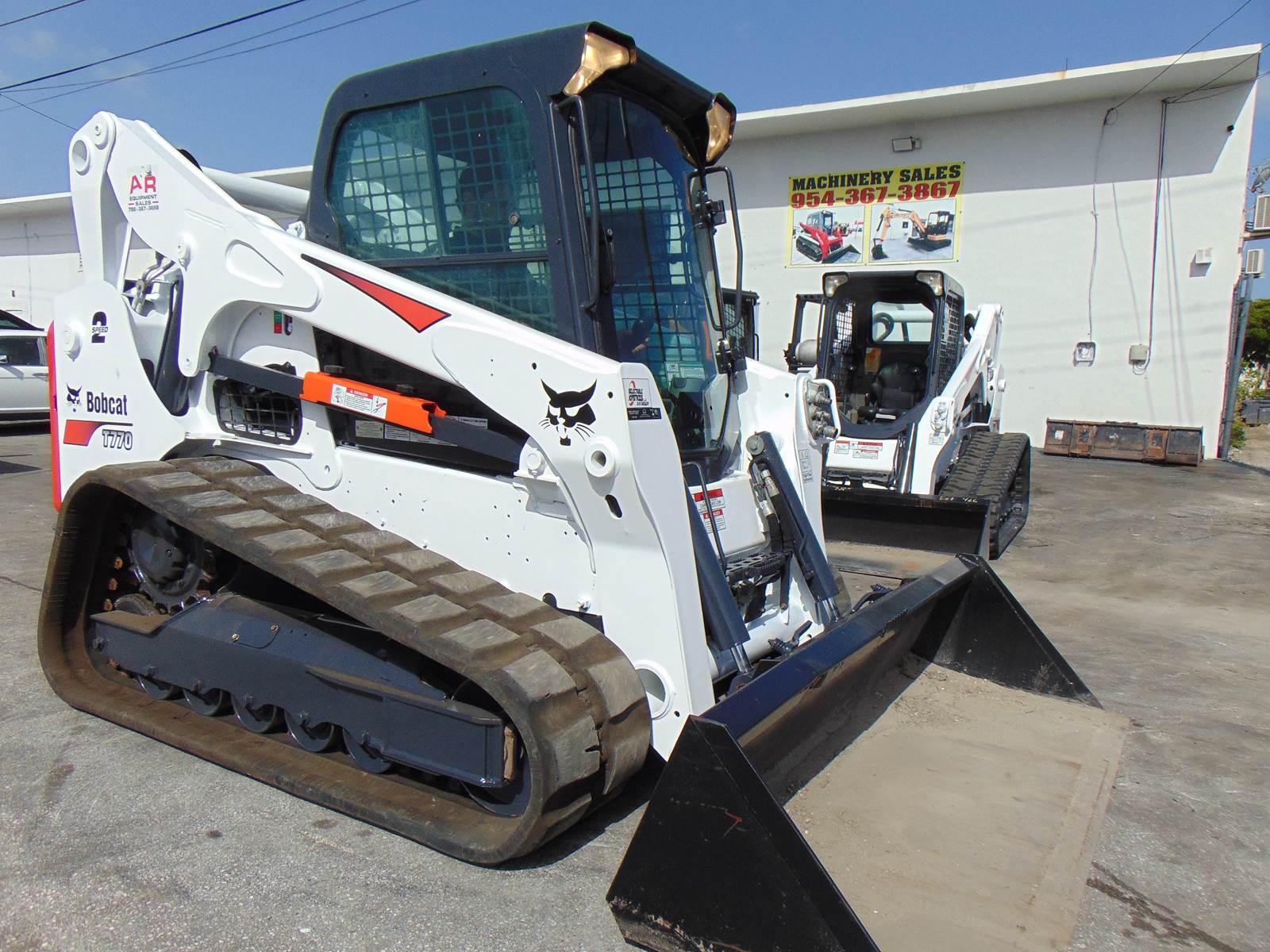 2020 BOBCAT T770 TURBO - JOYSTICK CONTROLS - HEAT AND A/C - STEREO - HEAVY COOLING PKG - ONLY 2,000 HOURS - Image 2