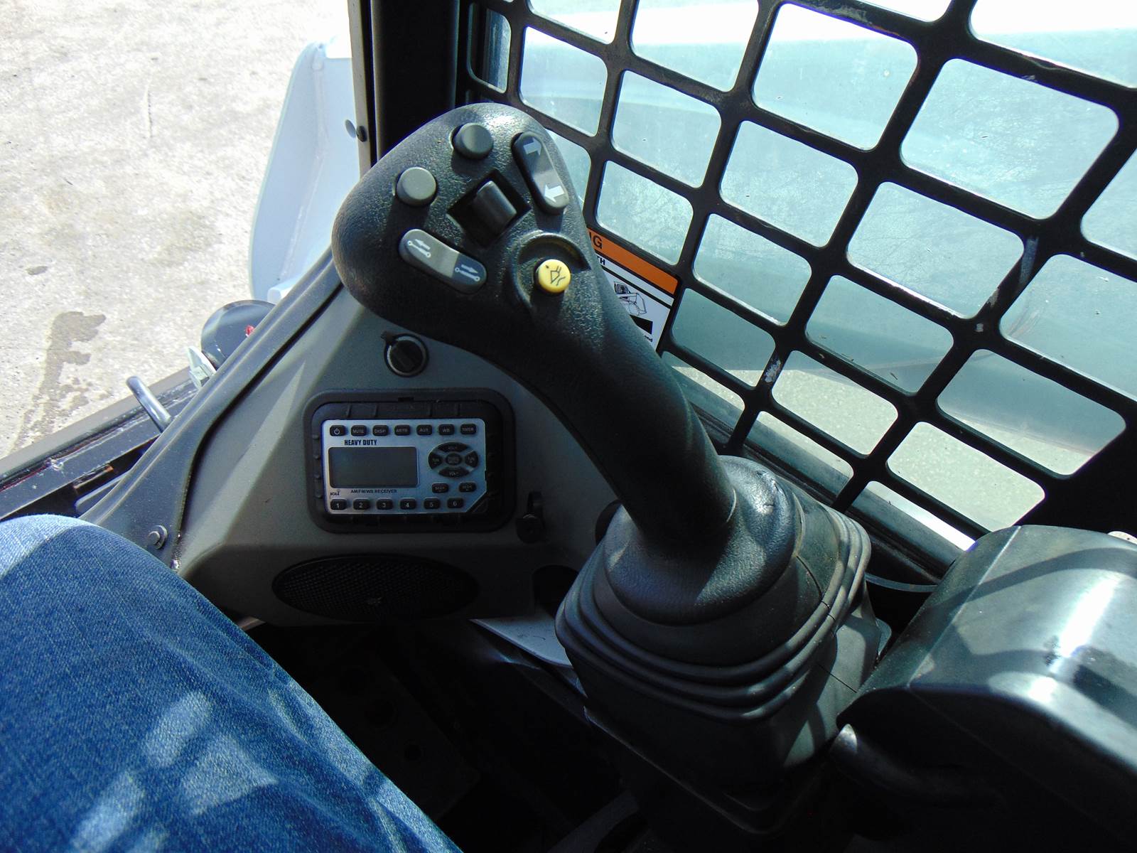2020 BOBCAT T770 TURBO - JOYSTICK CONTROLS - HEAT AND A/C - STEREO - HEAVY COOLING PKG - ONLY 2,000 HOURS - Image 15