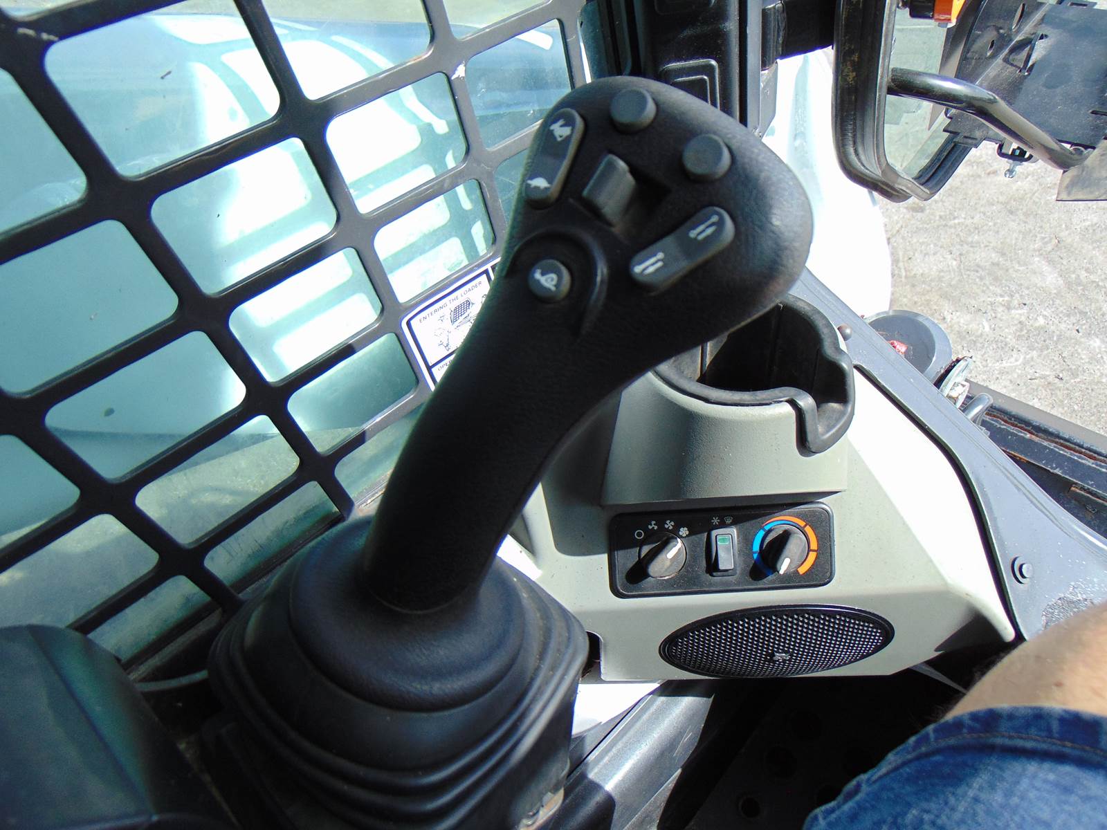2020 BOBCAT T770 TURBO - JOYSTICK CONTROLS - HEAT AND A/C - STEREO - HEAVY COOLING PKG - ONLY 2,000 HOURS - Image 14
