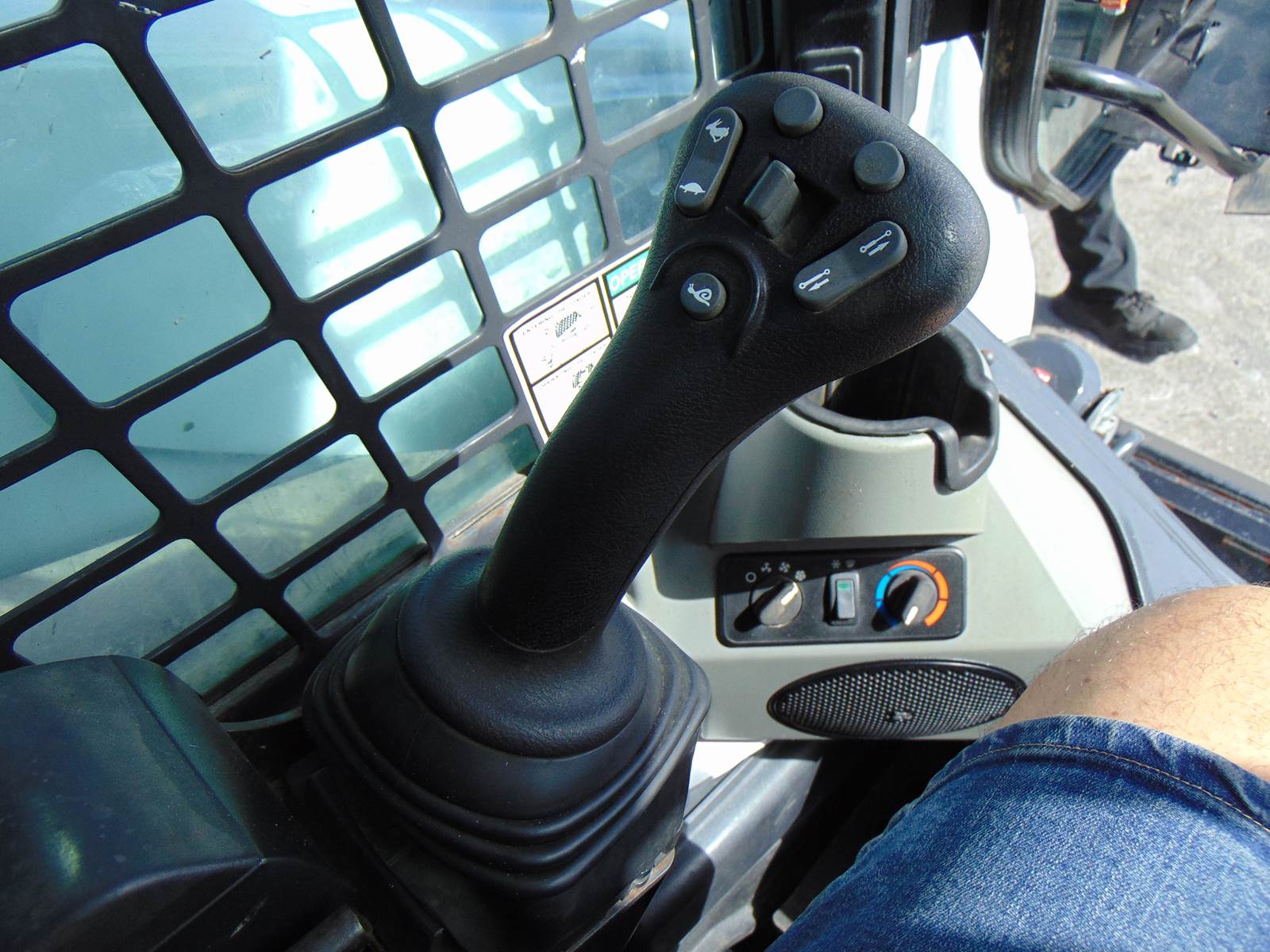 2020 BOBCAT T770 TURBO - JOYSTICK CONTROLS - HEAT AND A/C - STEREO - HEAVY COOLING PKG - ONLY 2,000 HOURS - Image 11