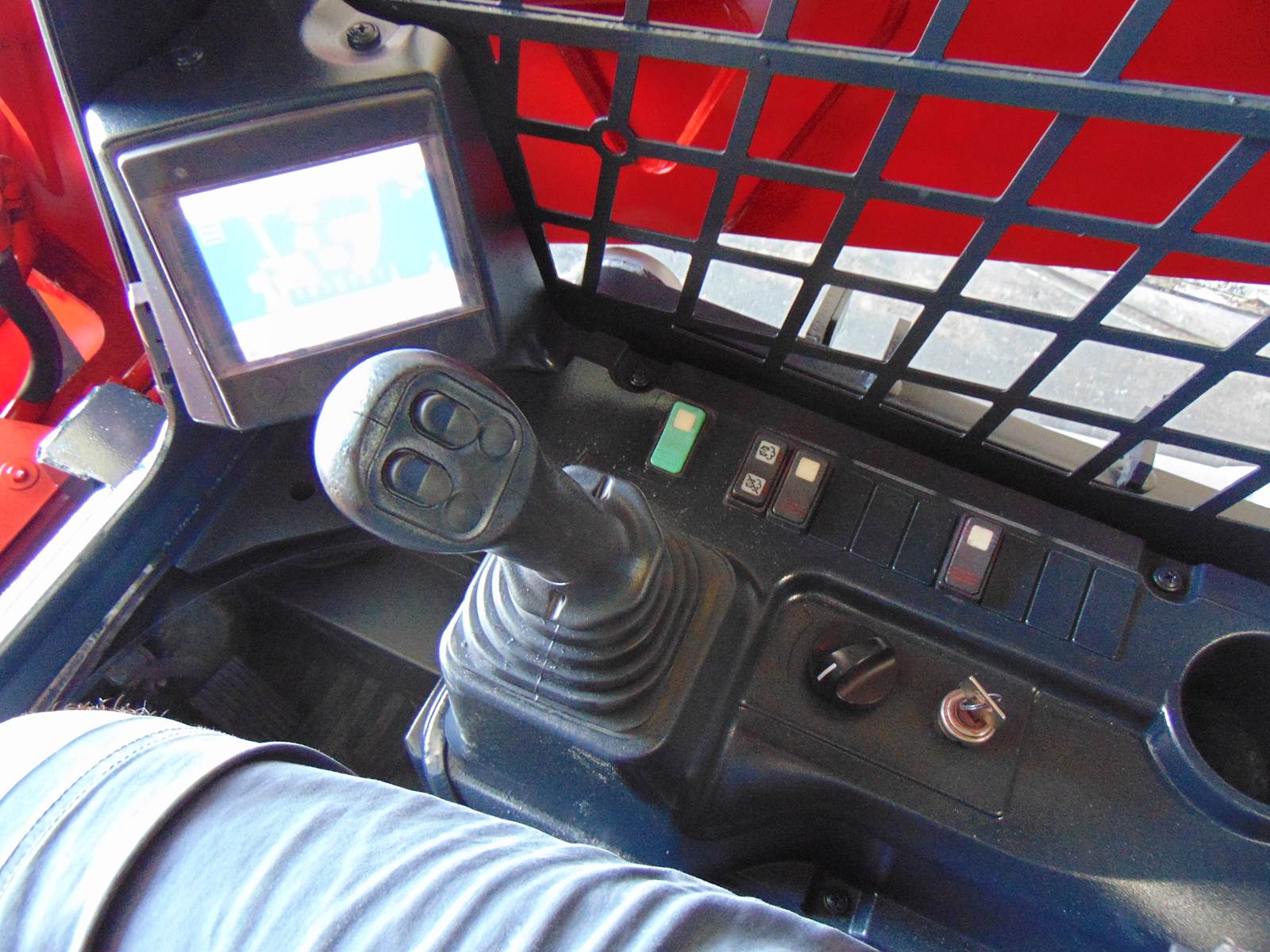 2020 TAKEUCHI TL10V-2 WIDE TRACK - JOYSTICKS - SMART BUCKET - KUBOTA DIESEL - 2 SPEED - NO D.E.F. - ONLY 1,949 HOURS - FULLY SERVICED - Image 13