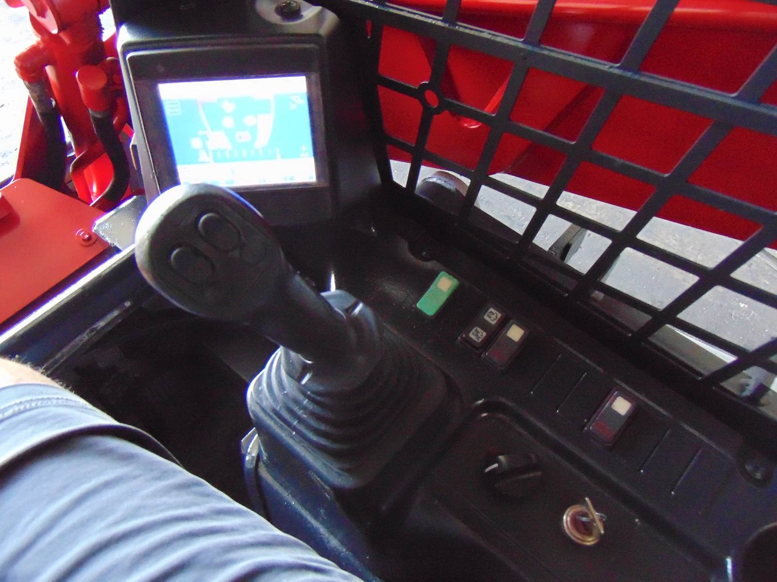 2020 TAKEUCHI TL10V-2 WIDE TRACK - JOYSTICKS - SMART BUCKET - KUBOTA DIESEL - 2 SPEED - NO D.E.F. - ONLY 1,949 HOURS - FULLY SERVICED - Image 18